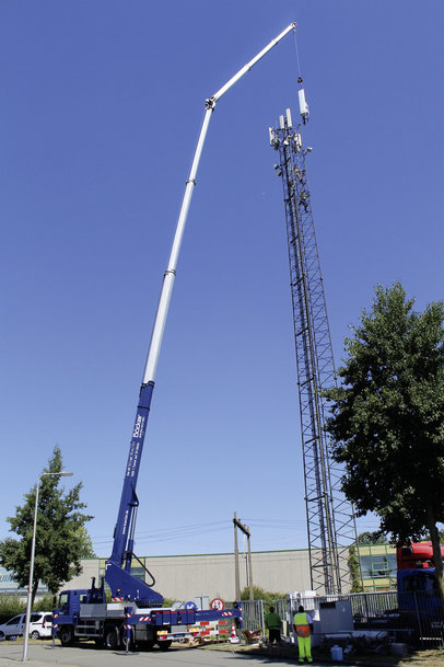 Autokran hilft bei Installation von 5G-Antennen